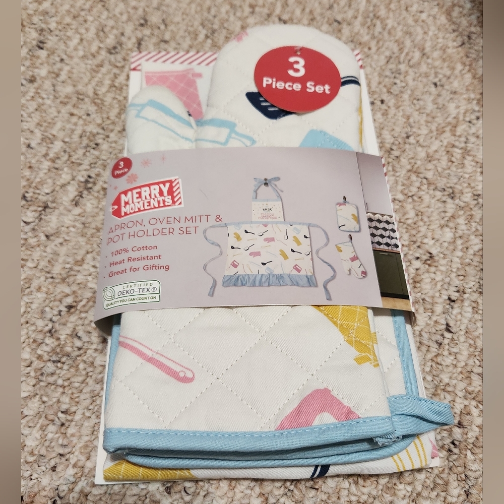 Merry Moments Apron, Oven Mitt & Pot Holder Set